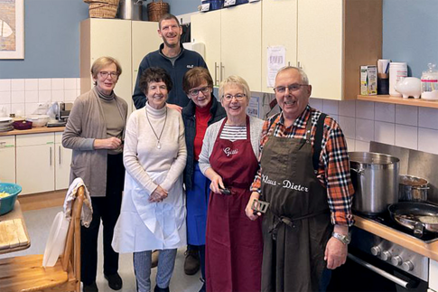 Margit Grimm, Ingrid Theel, Klaus und Gitti Krüger, Ursula Horn (Ehrenamtliche Wärmestube), Andreas Schick (Wärmestube). Foto: Joachim Inwanowitsch