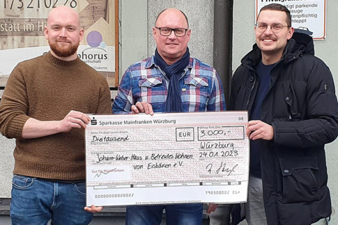 Scheckübergabe Roland Stengl übergibt den Scheck an Johannes Kopf und Stephan Hohnerlein