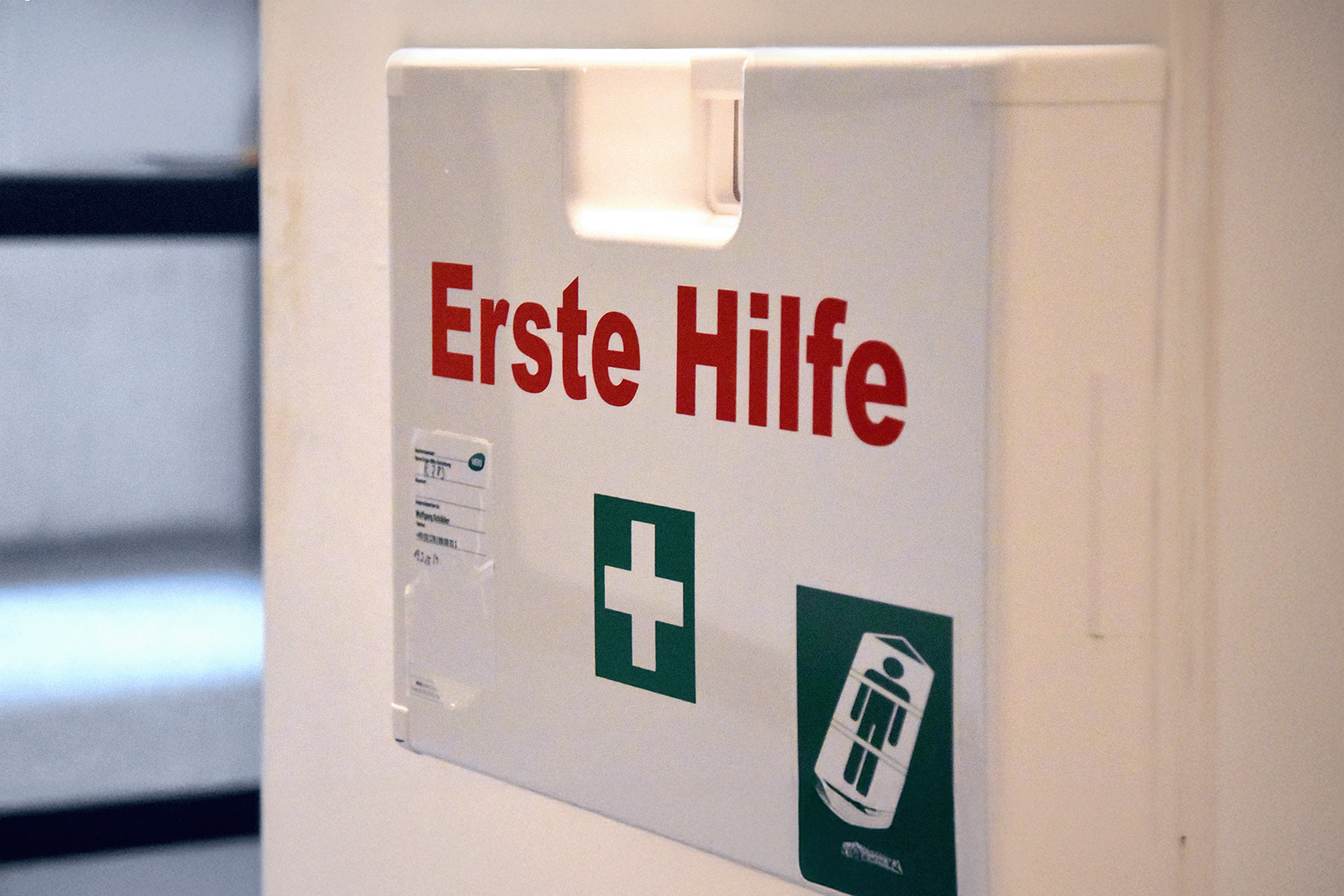 Ein Erste-Hilfe-Kasten an der Wand.
