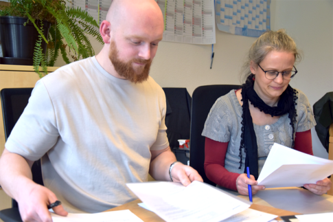 Johannes Kopf und Claudia Scheb durchforsten gemeinsam einige Dokumente.