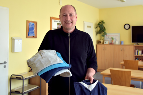 Michael Thiergärtner von der Christophorus-Gesellschaft berät wohnungslose Männer, außerdem unterstützt er sich durch ganz konkrete Hilfe, zum Beispiel durch frische Kleidung.