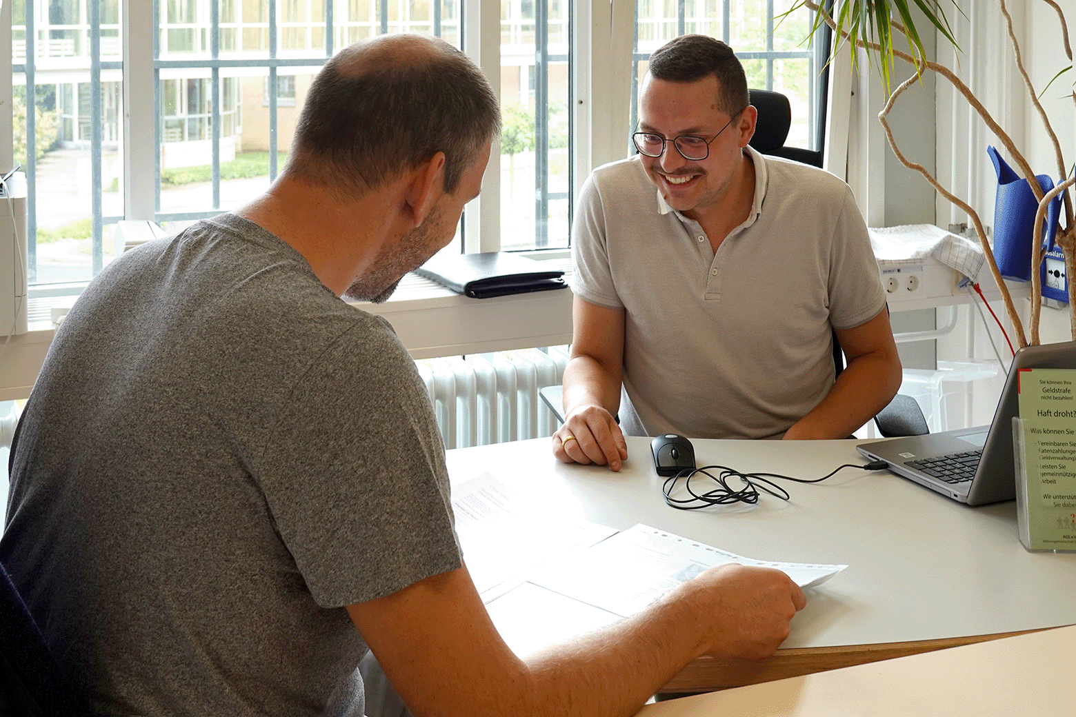 Stephan Hohnerlein berät einen Gefangenen hinsichtlich seiner bevorstehenden Entlassung in der JVA Würzburg.