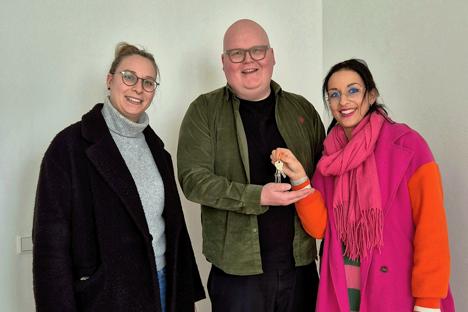 Foto einer symbolischen Schlüsselübergabe