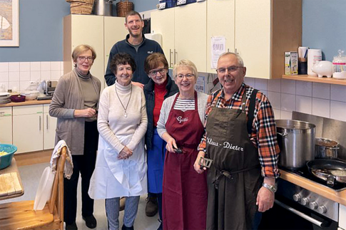 Margit Grimm, Ingrid Theel, Klaus und Gitti Krüger, Ursula Horn (Ehrenamtliche Wärmestube), Andreas Schick (Wärmestube). Foto: Joachim Inwanowitsch